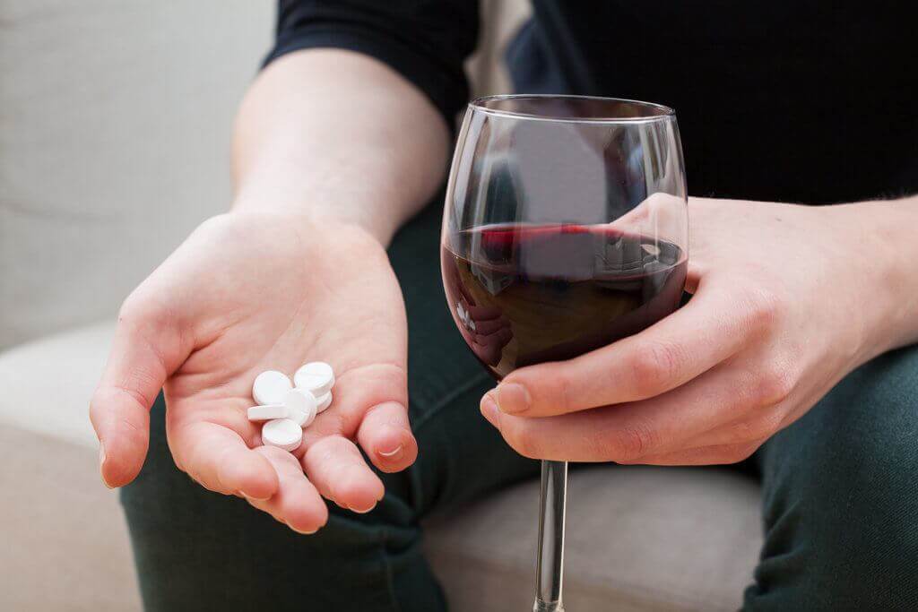 Few Dangers of Mixing Medications and Alcohol